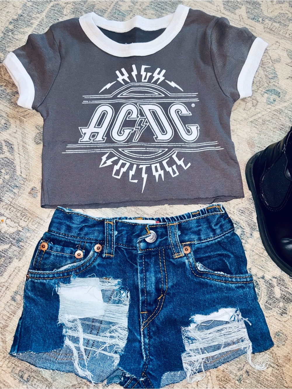Curated Outfit Custom Reworked Levi Shorts - Picture 2 of 4